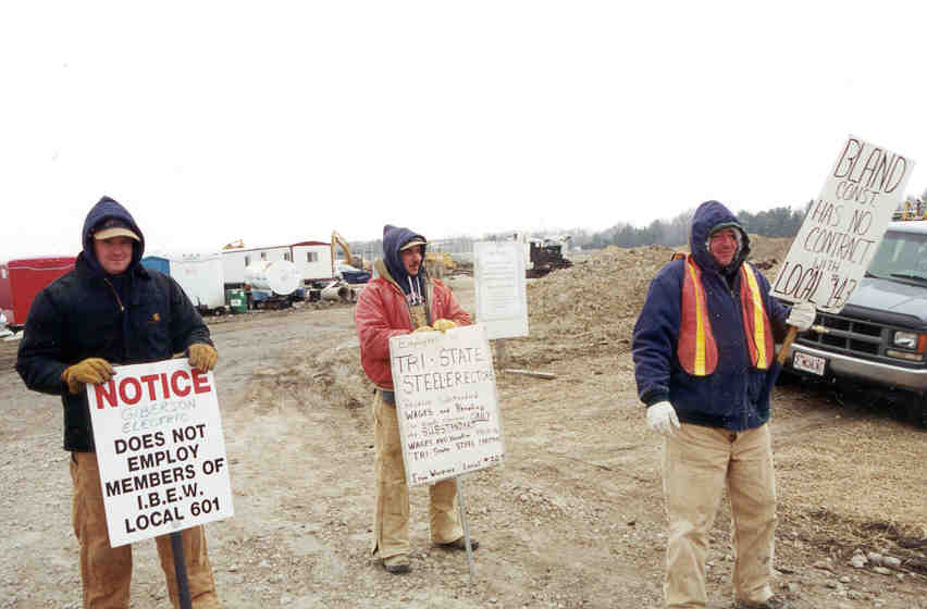 walmartpicketers.jpg